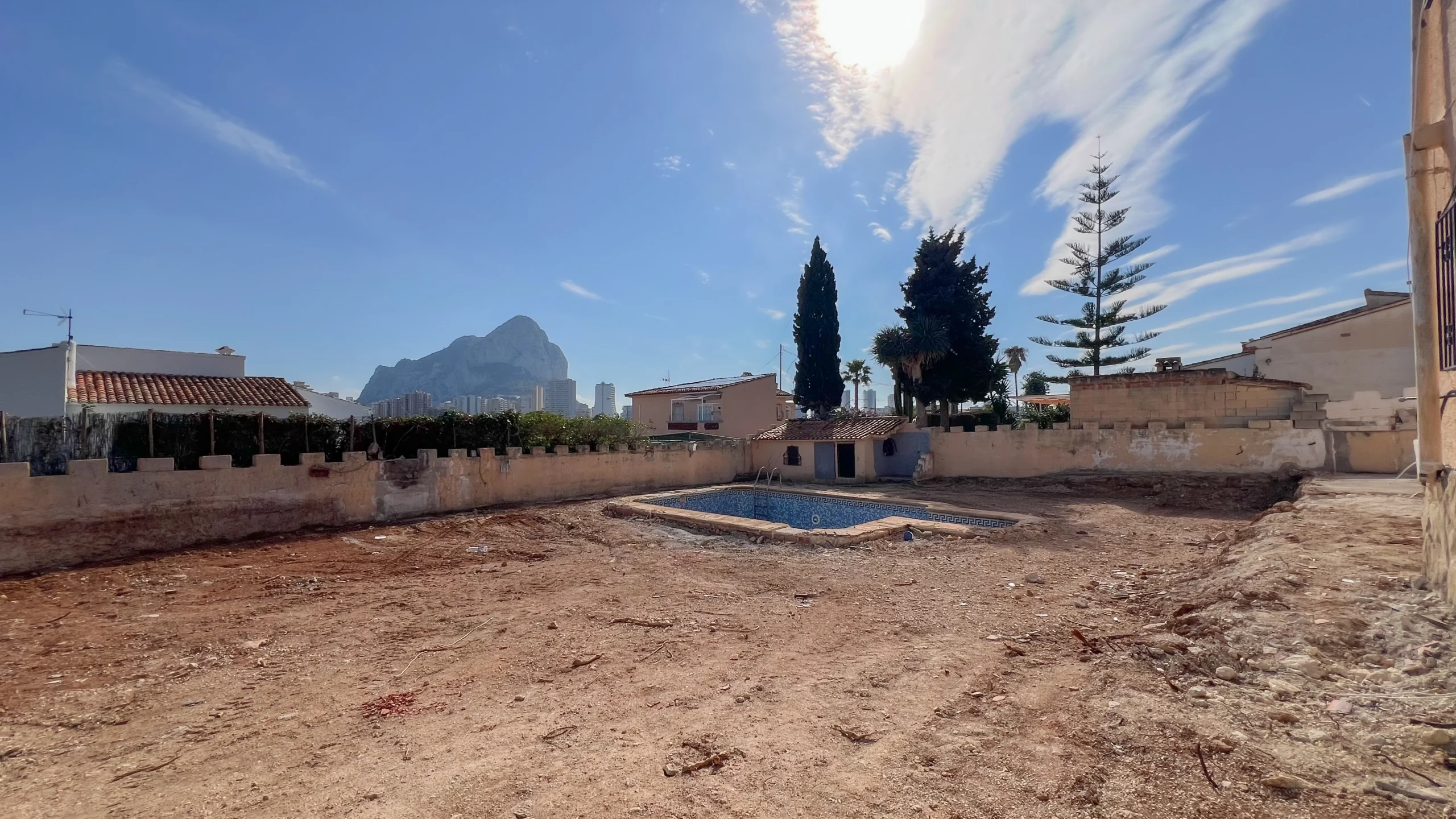 Villa for Renovation in a Prime Calpe Location Near the Beach. - south-facing elevation and garden