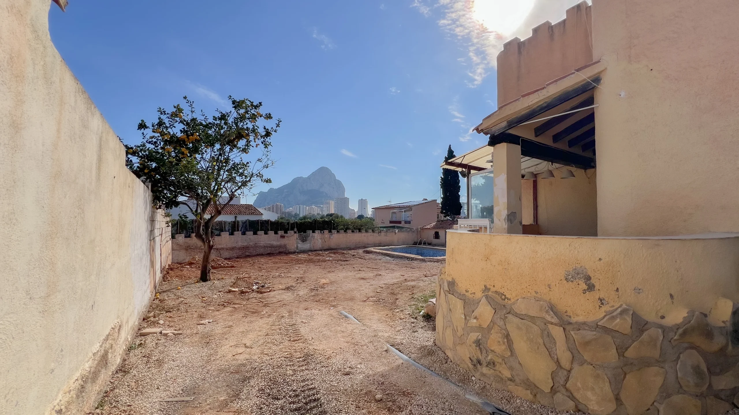 Villa for Renovation in a Prime Calpe Location Near the Beach. - front facade and driveway