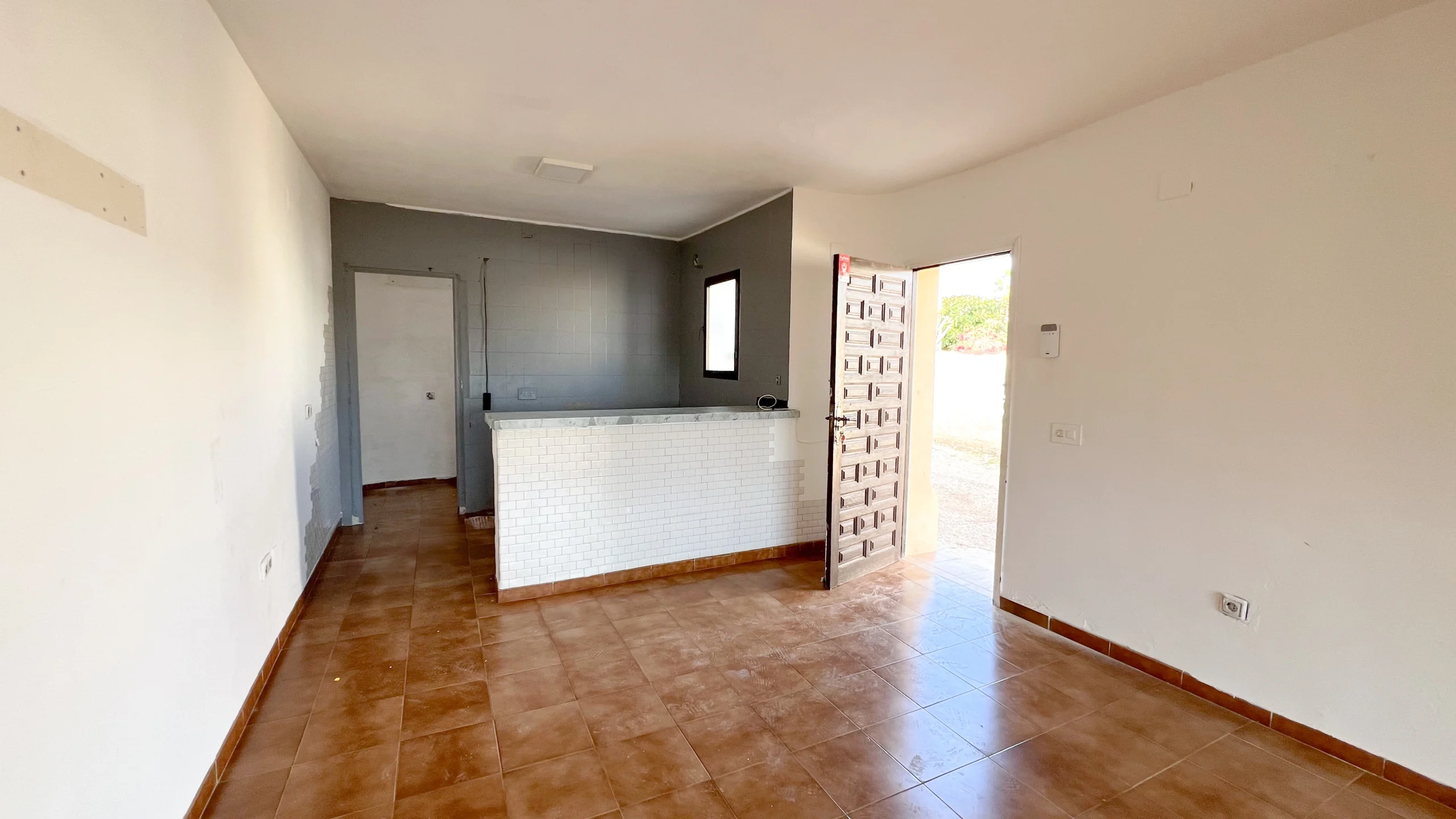 Villa for Renovation in a Prime Calpe Location Near the Beach. - front garden with driveway