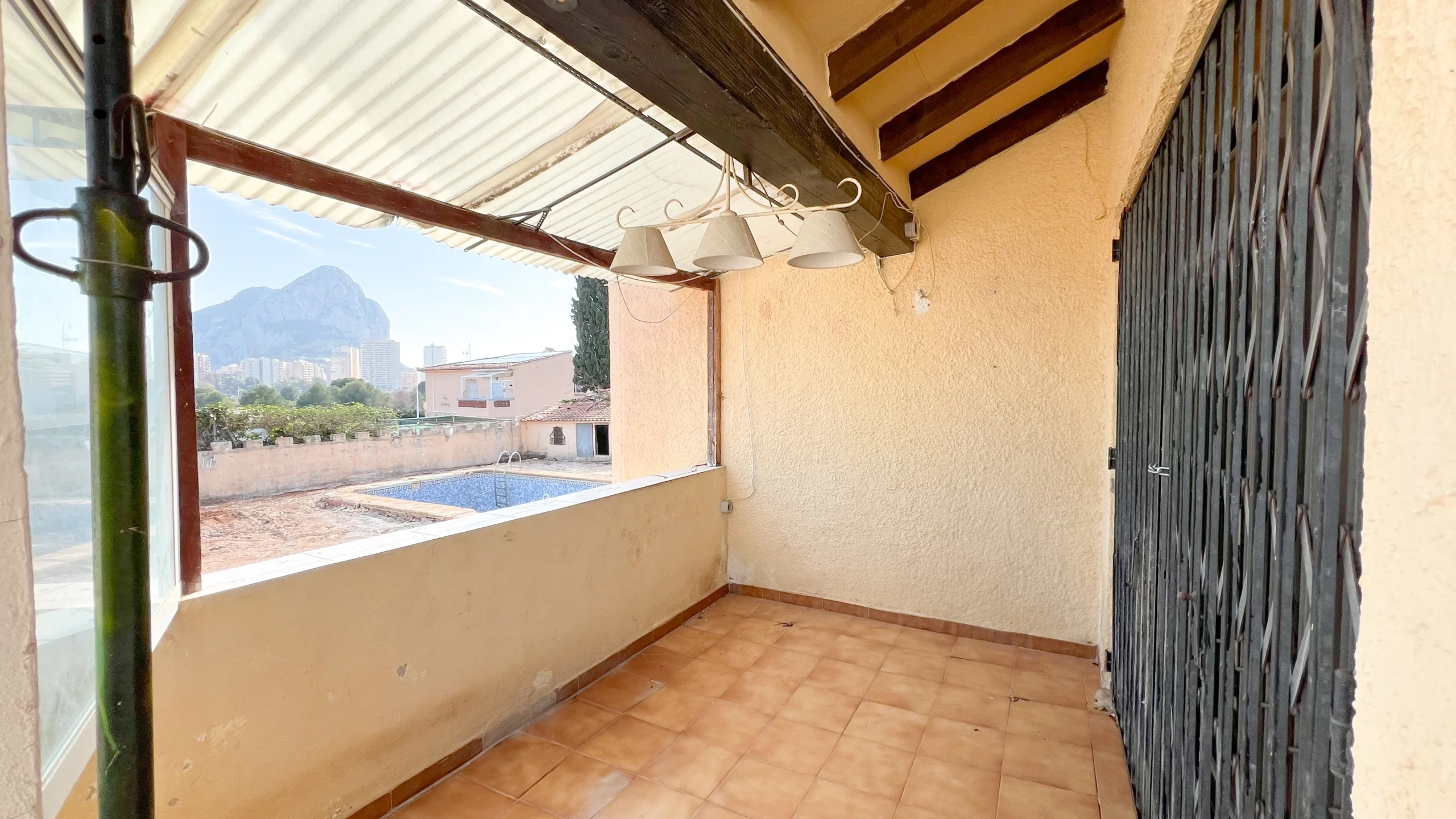 Villa for Renovation in a Prime Calpe Location Near the Beach. - exterior of the villa from garden