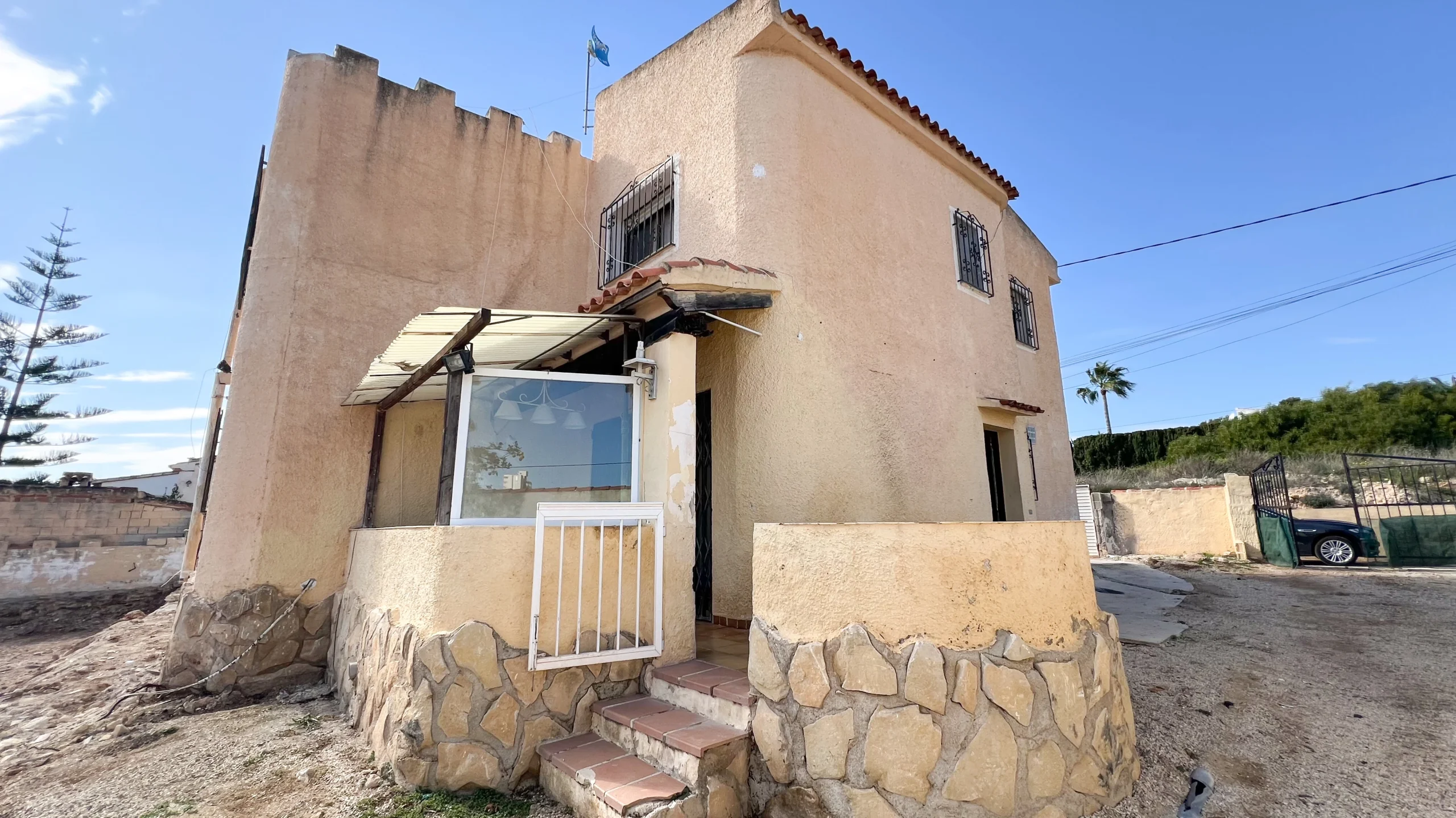 Villa for Renovation in a Prime Calpe Location Near the Beach. - garden and plot boundary