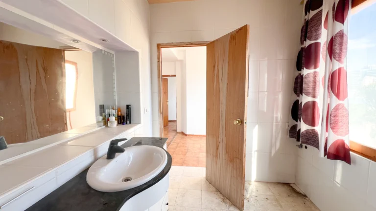 Bathroom with bathtub and sink ready for updates in Calpe renovation villa