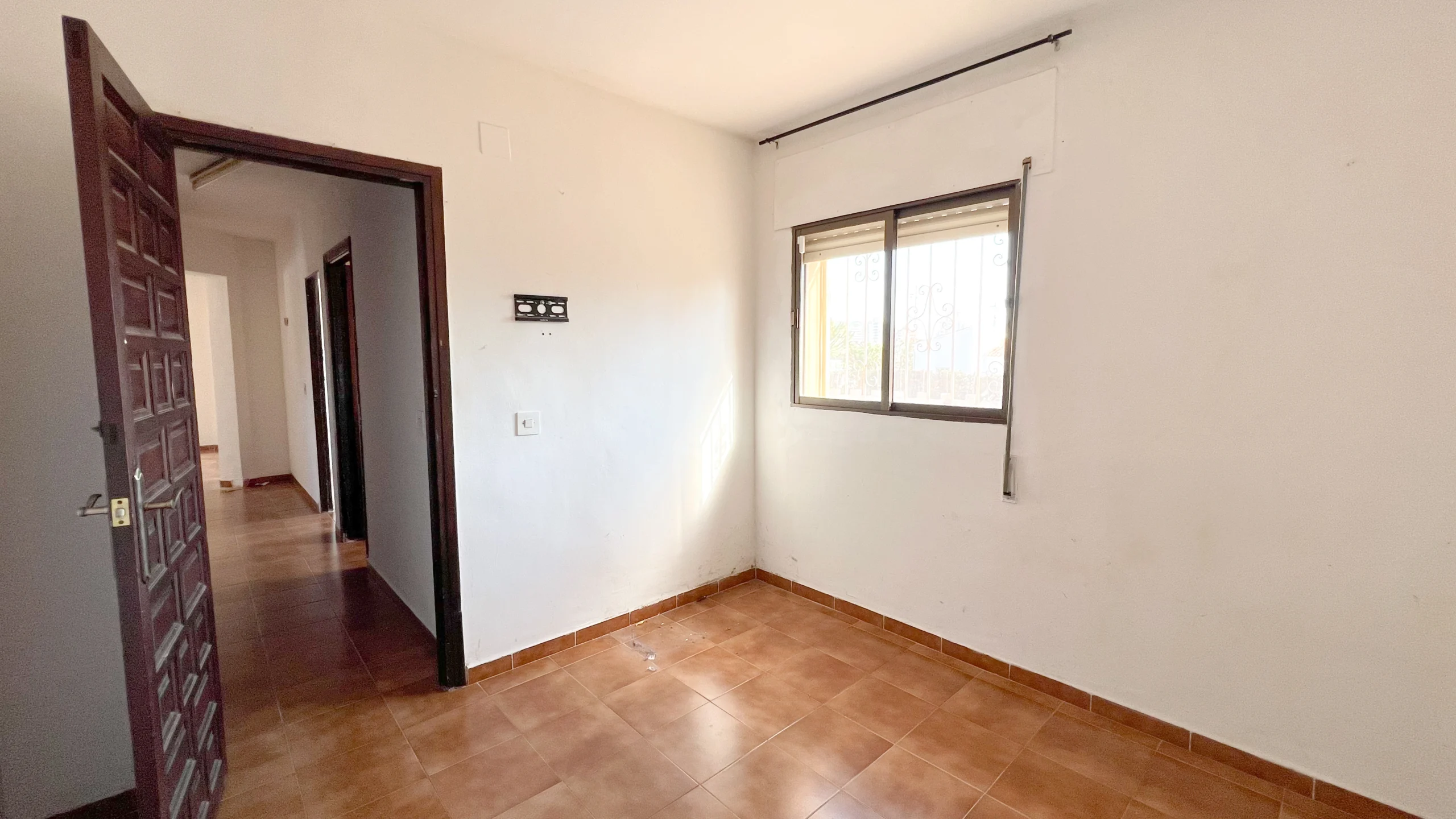 Bedroom with tiled flooring and door access in a property to renovate in Calpe