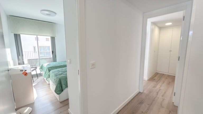 Schlafzimmer mit zwei Einzelbetten und Einbauschrank im Penthouse Calpe