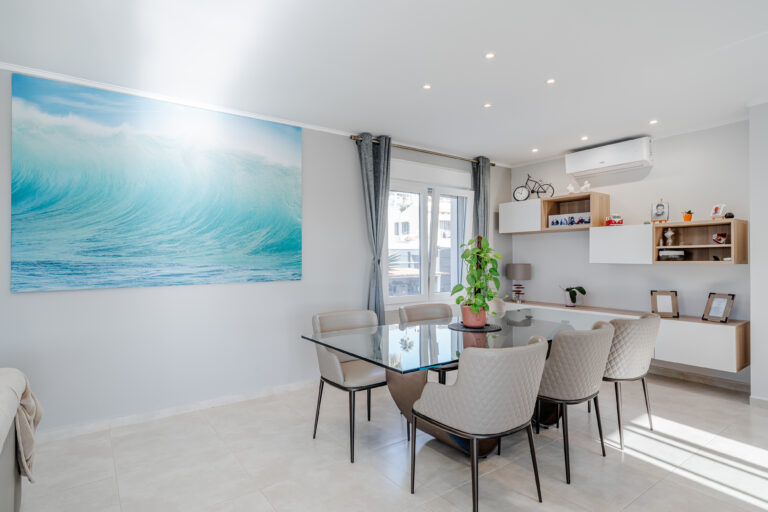 Bright dining area with contemporary décor in a modern Calpe villa