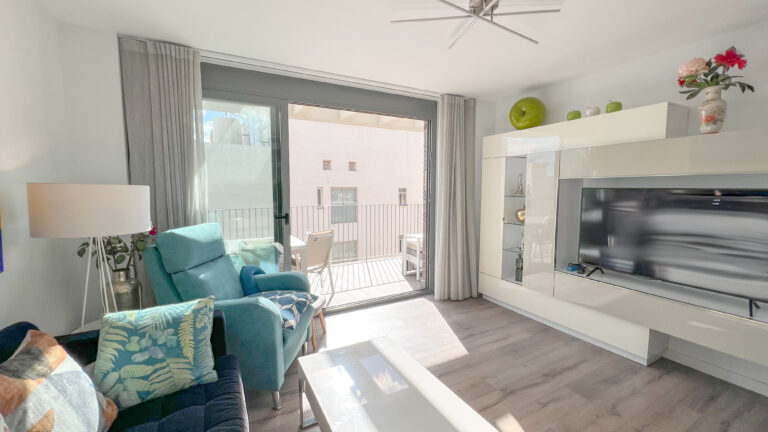 Heller Wohnbereich mit Schiebetüren zur Terrasse im Penthouse Calpe