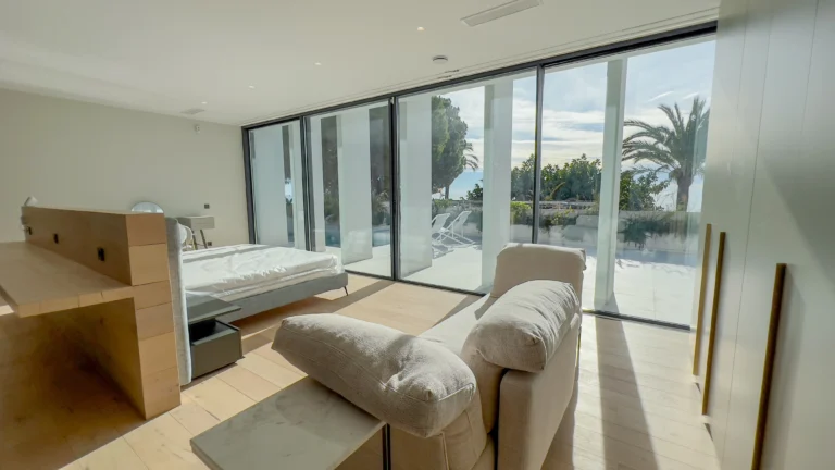 Bright master bedroom overlooking the sea in first-line villa Altea