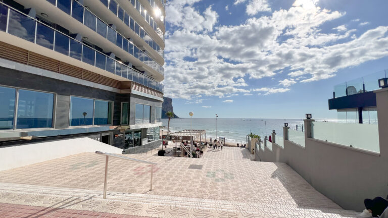 Gebäudeaußenansicht in der Nähe des Strandes Arenal Bol, Calpe