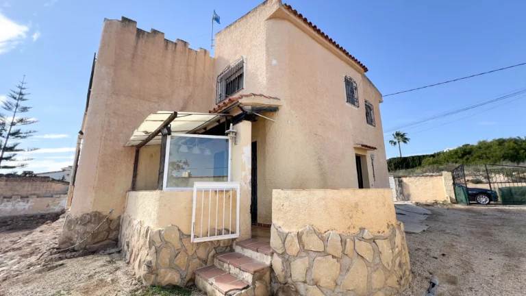 Calpe villa façade in need of renovation on a large urban plot