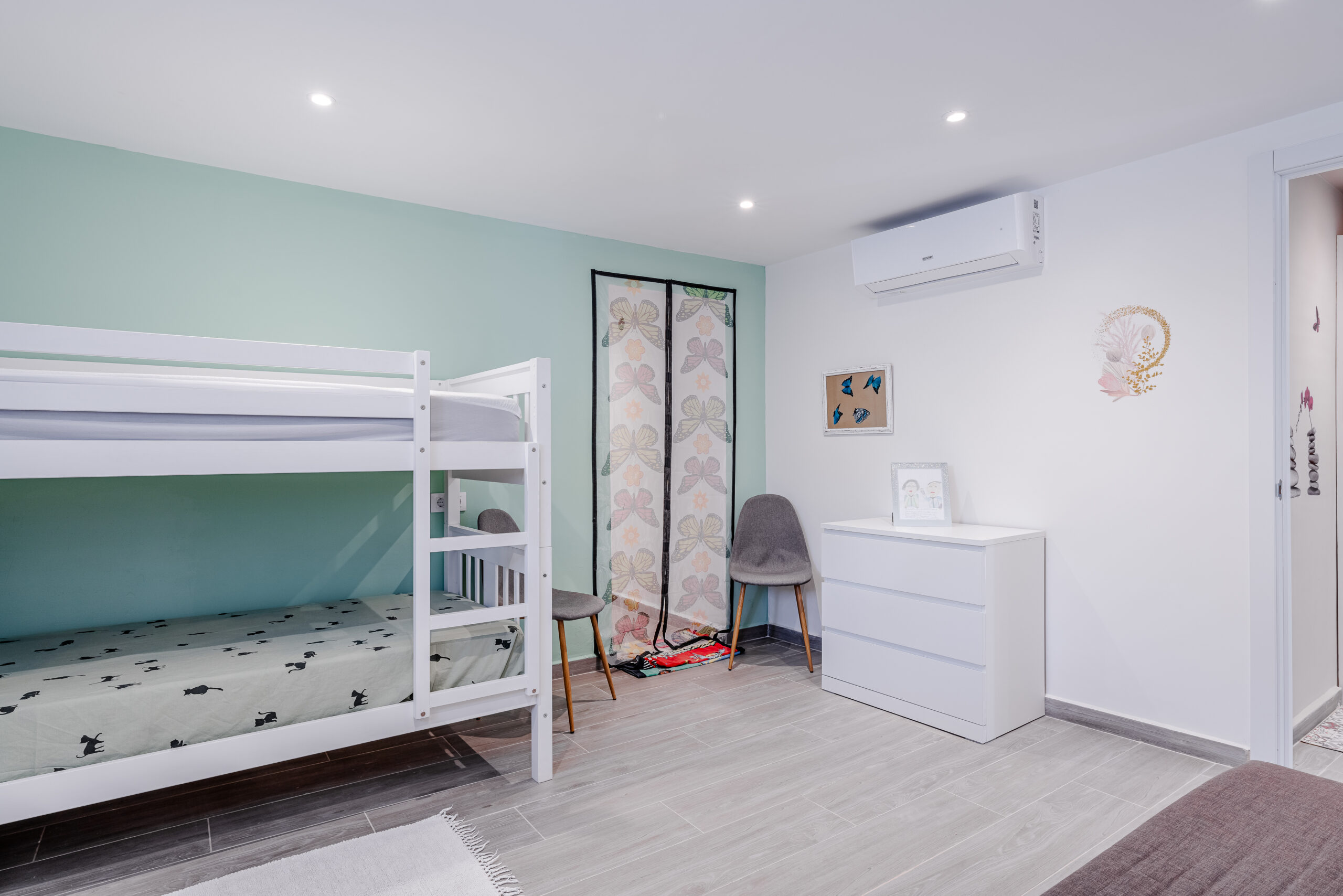 Children’s bedroom with bunk beds and air conditioning in a renovated villa in Calpe