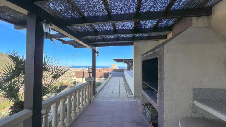 Covered BBQ terrace with sea views at Maryvilla villa in Calpe