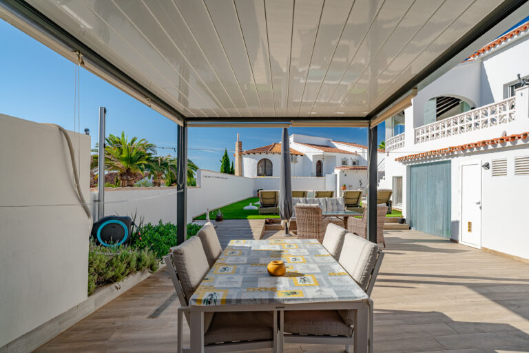 Covered outdoor dining terrace with modern furniture in a Calpe villa