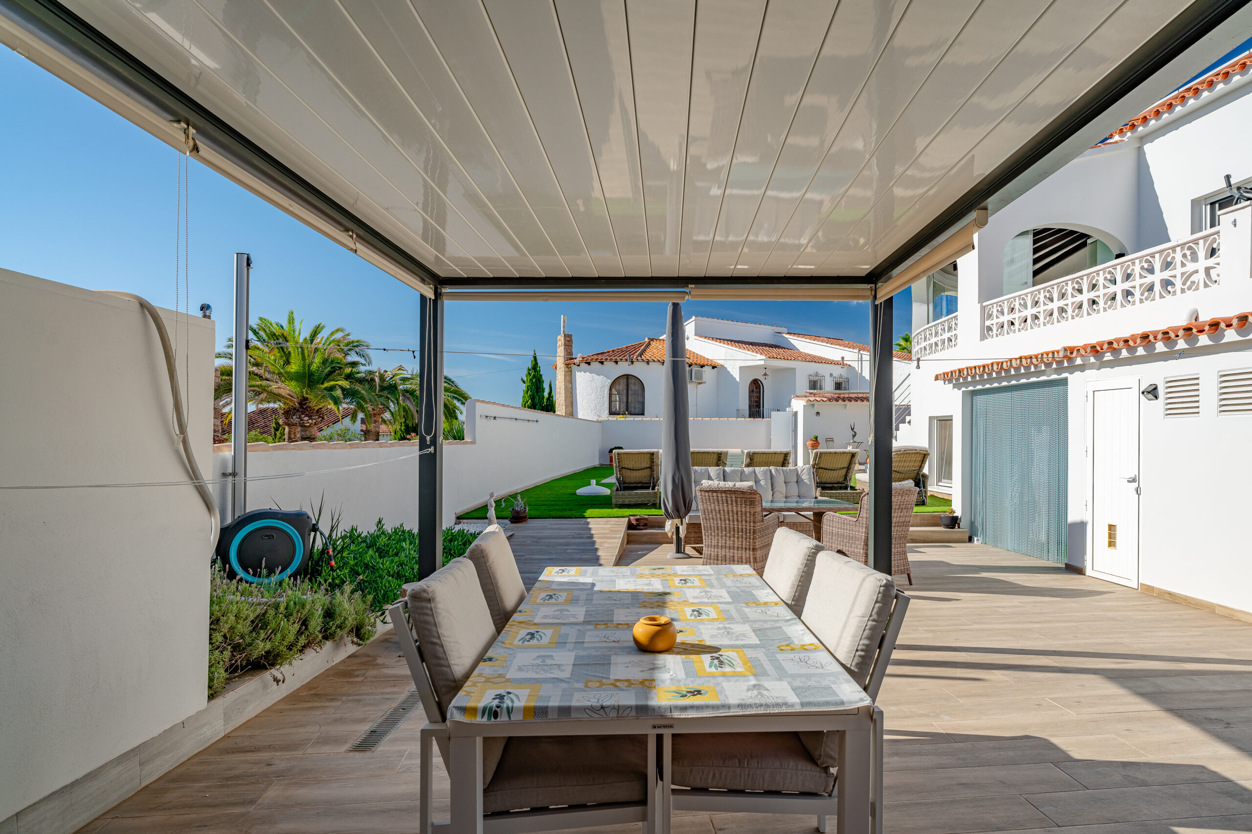 Covered outdoor dining terrace with modern furniture in a Calpe villa