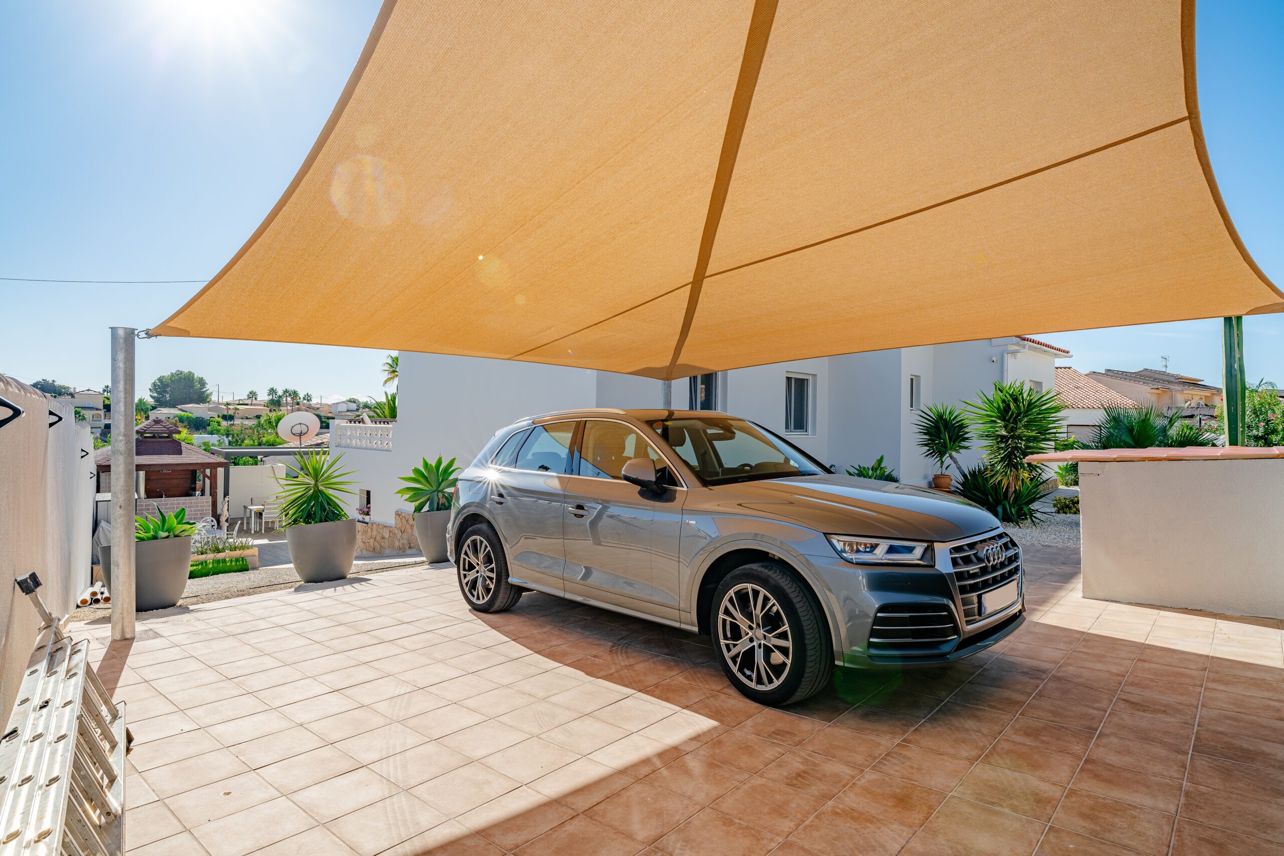 Covered parking space with shade sail at a renovated villa in Calpe