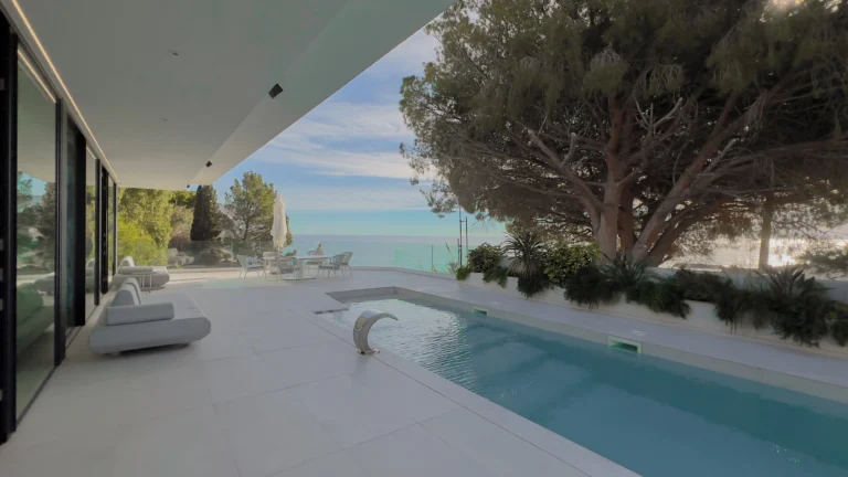 Covered terrace and sea-view pool at first-line villa in Altea