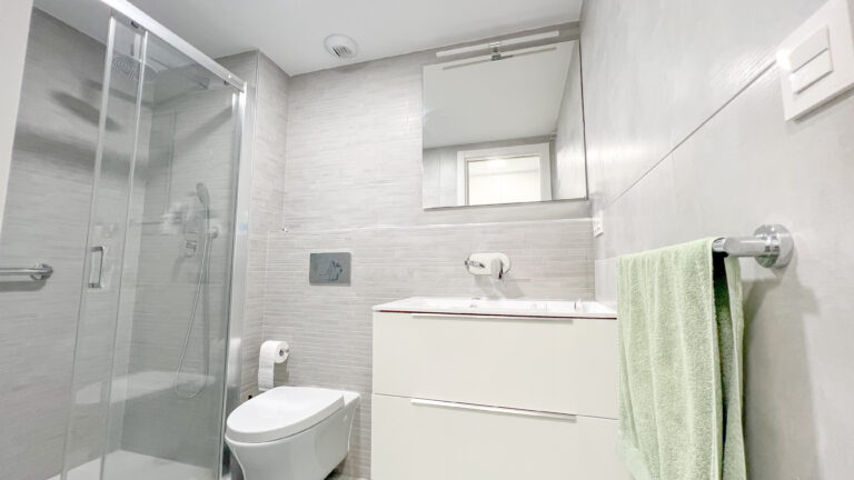 Badezimmer en suite mit ebenerdiger Dusche im IseaCalpe Penthouse