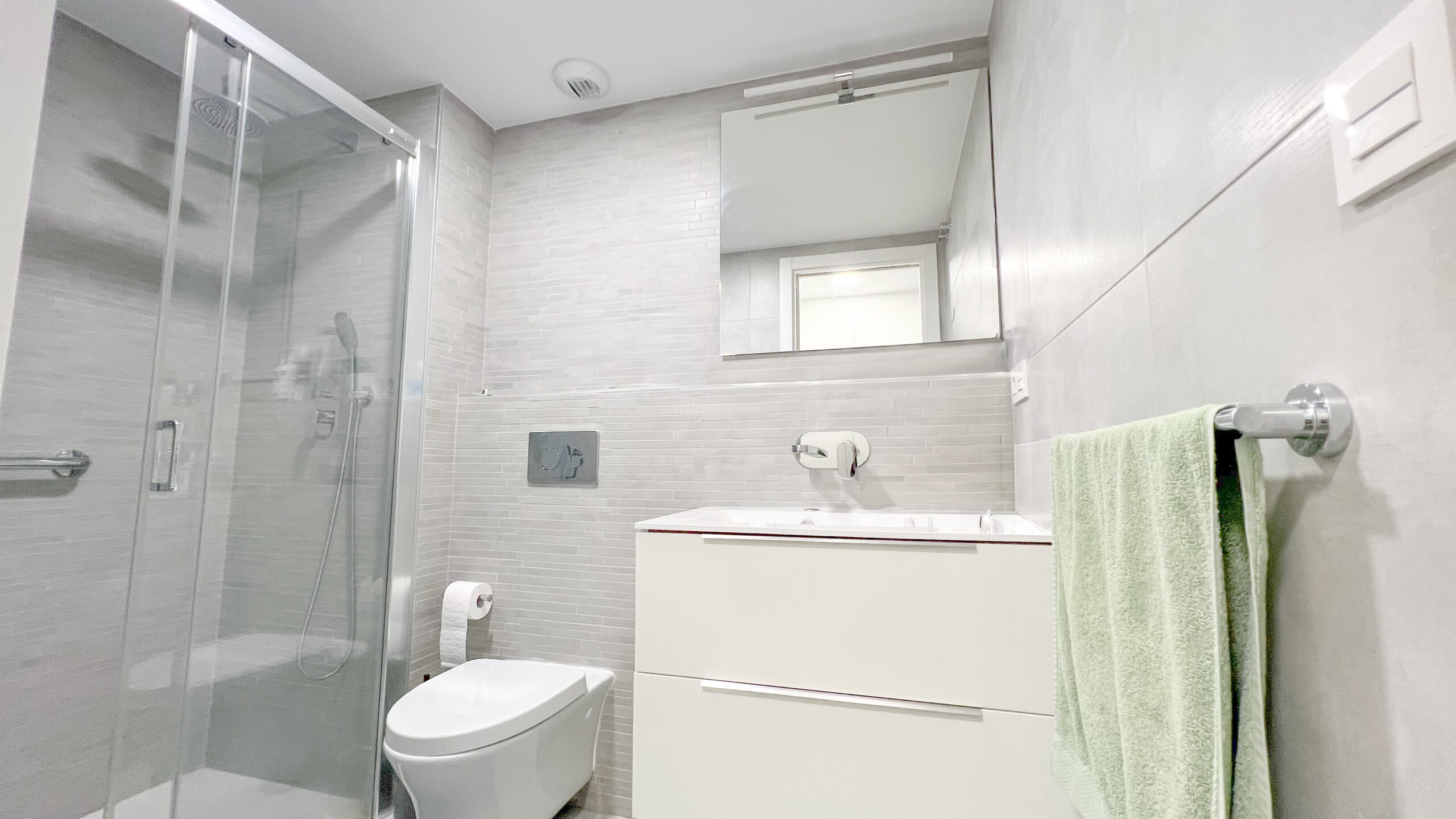 En-suite bathroom with walk-in shower in IseaCalpe penthouse