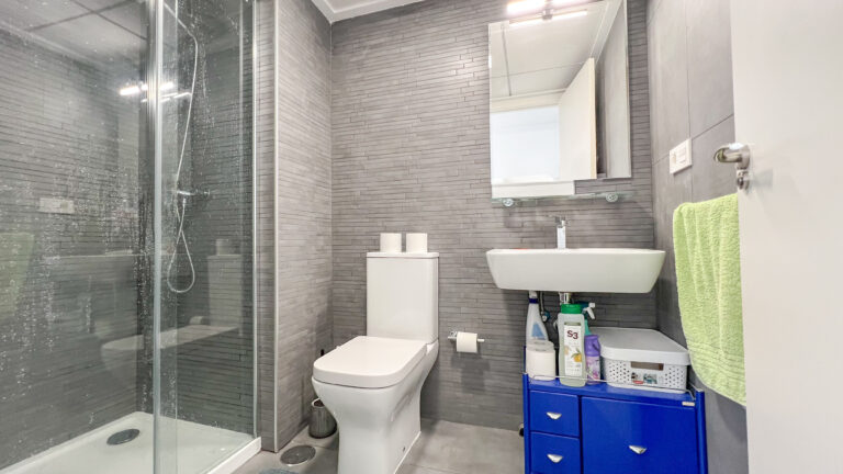 Gästebad mit ebenerdiger Dusche im IseaCalpe Penthouse