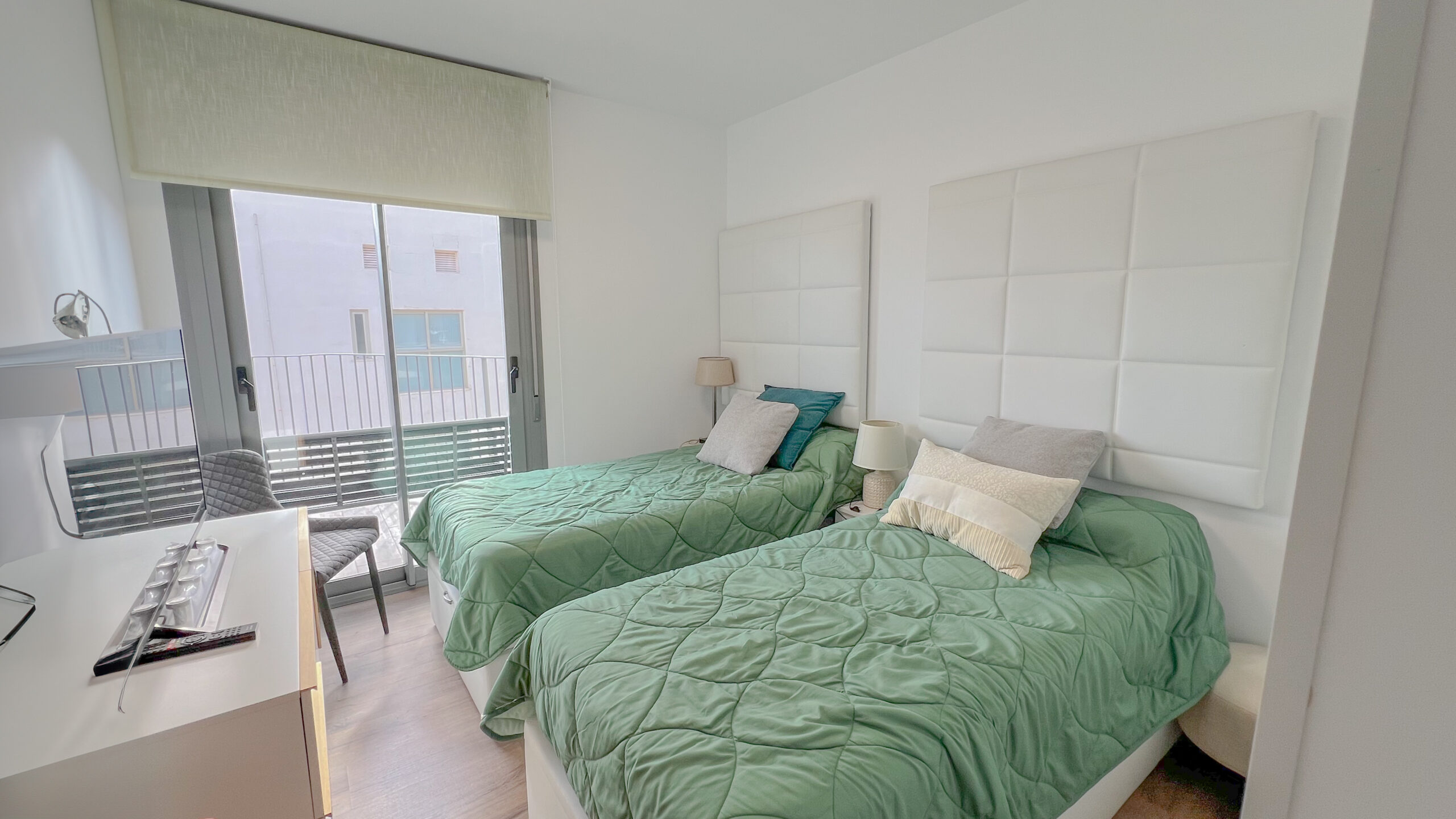 Guest bedroom with terrace access near Arenal Bol, Calpe