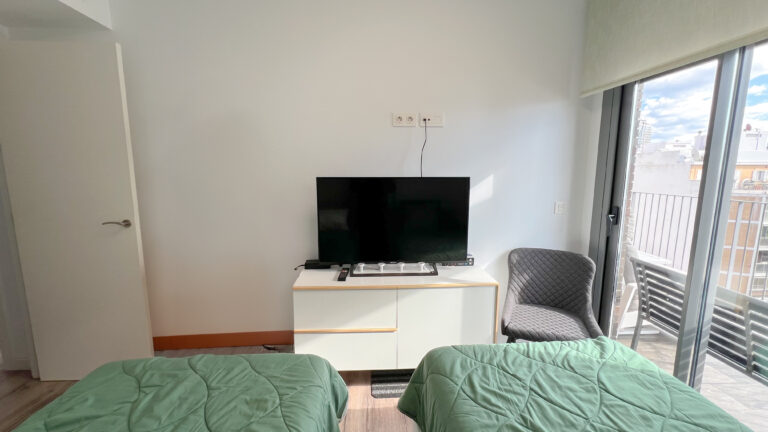 Gästezimmer mit TV-Einheit und Zugang zur Terrasse im Penthouse Calpe