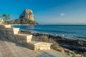 Living in Calpe with a scenic seafront promenade overlooking the Mediterranean and the Peñón de Ifach.