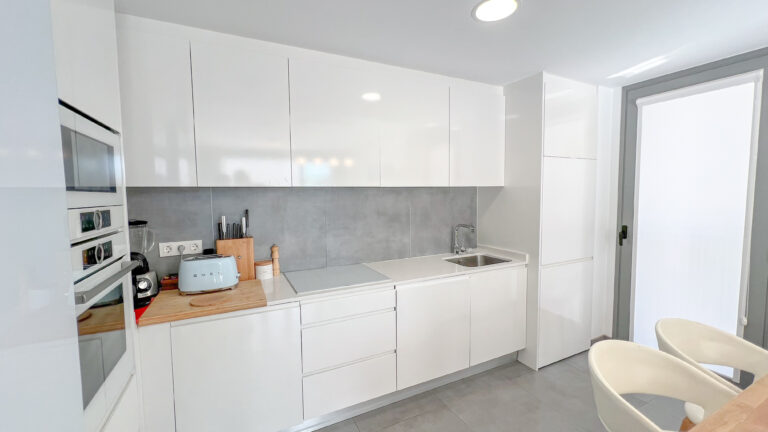 Moderne Küche mit Bosch-Geräten im IseaCalpe Penthouse, Calpe