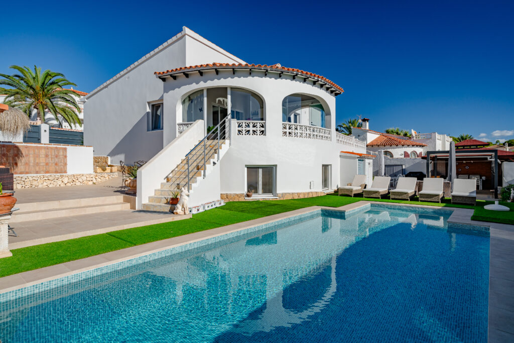 Modern Sea-View Villa with Independent Guest Apartment in Calpe