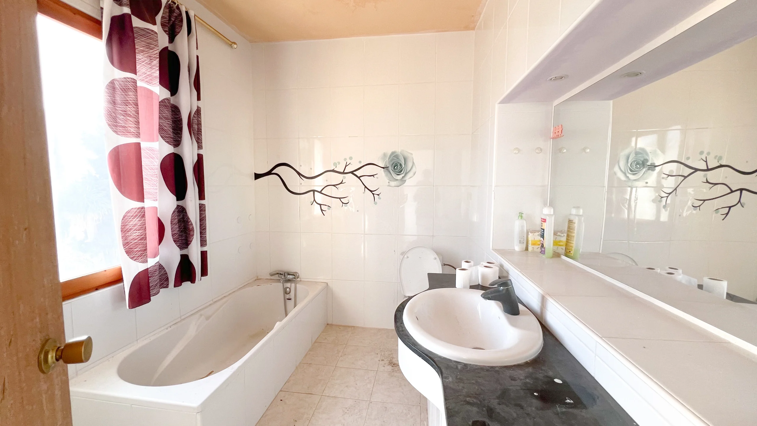 Older bathroom with bathtub and decorative tiles in a renovation home in Calpe
