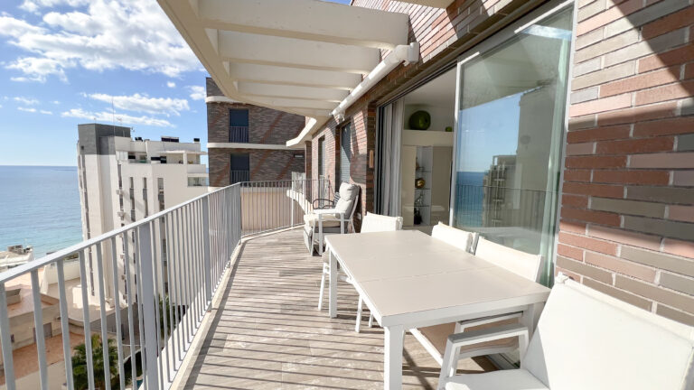 Penthouse-Terrasse mit teilweisem Meerblick in der Nähe des Strandes Arenal Bol