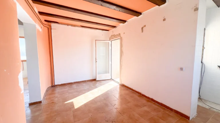 Room with exposed beams and natural light ready for remodeling in Calpe villa