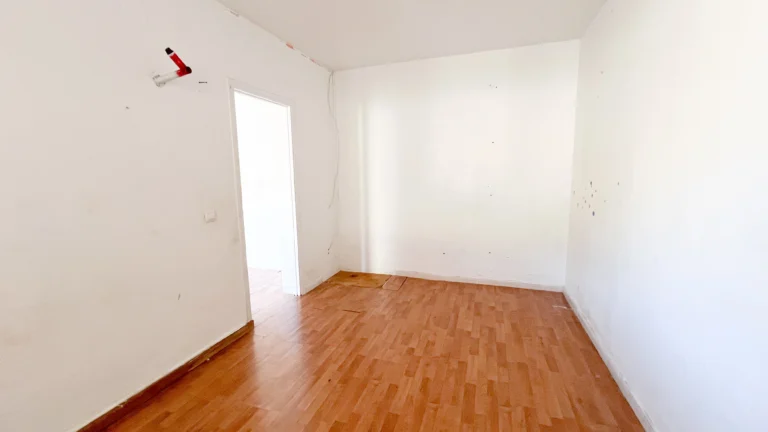 Small empty room with wooden floor suitable for redesign in Calpe property