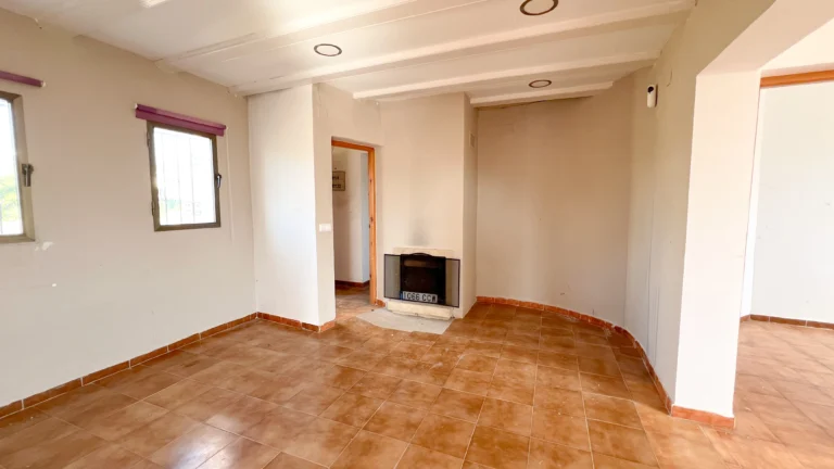 Spacious living room with fireplace to renovate in Calpe property