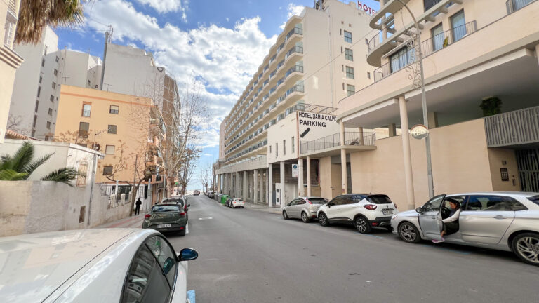 Straßenansicht von IseaCalpe in der Nähe des Strandes Arenal Bol in Calpe