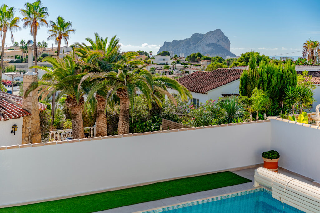 Swimming pool and garden with panoramic Peñón de Ifach views in Calpe