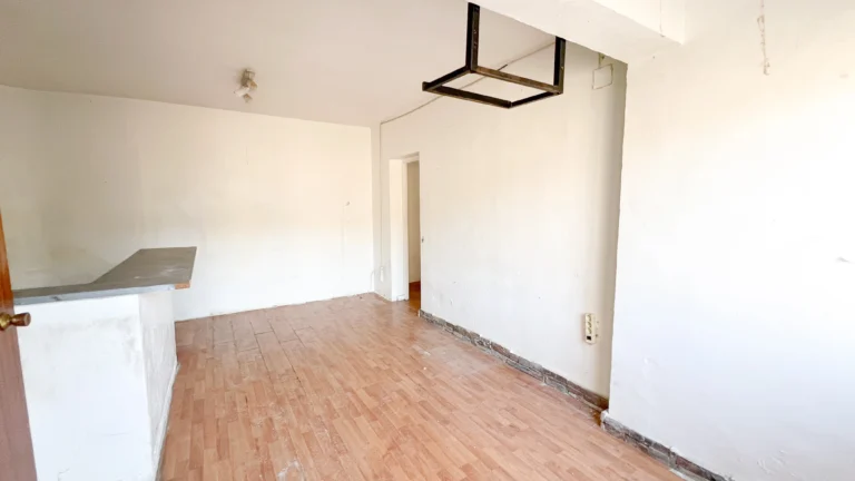 Unfinished open kitchen and dining area ready for remodeling in a Calpe property