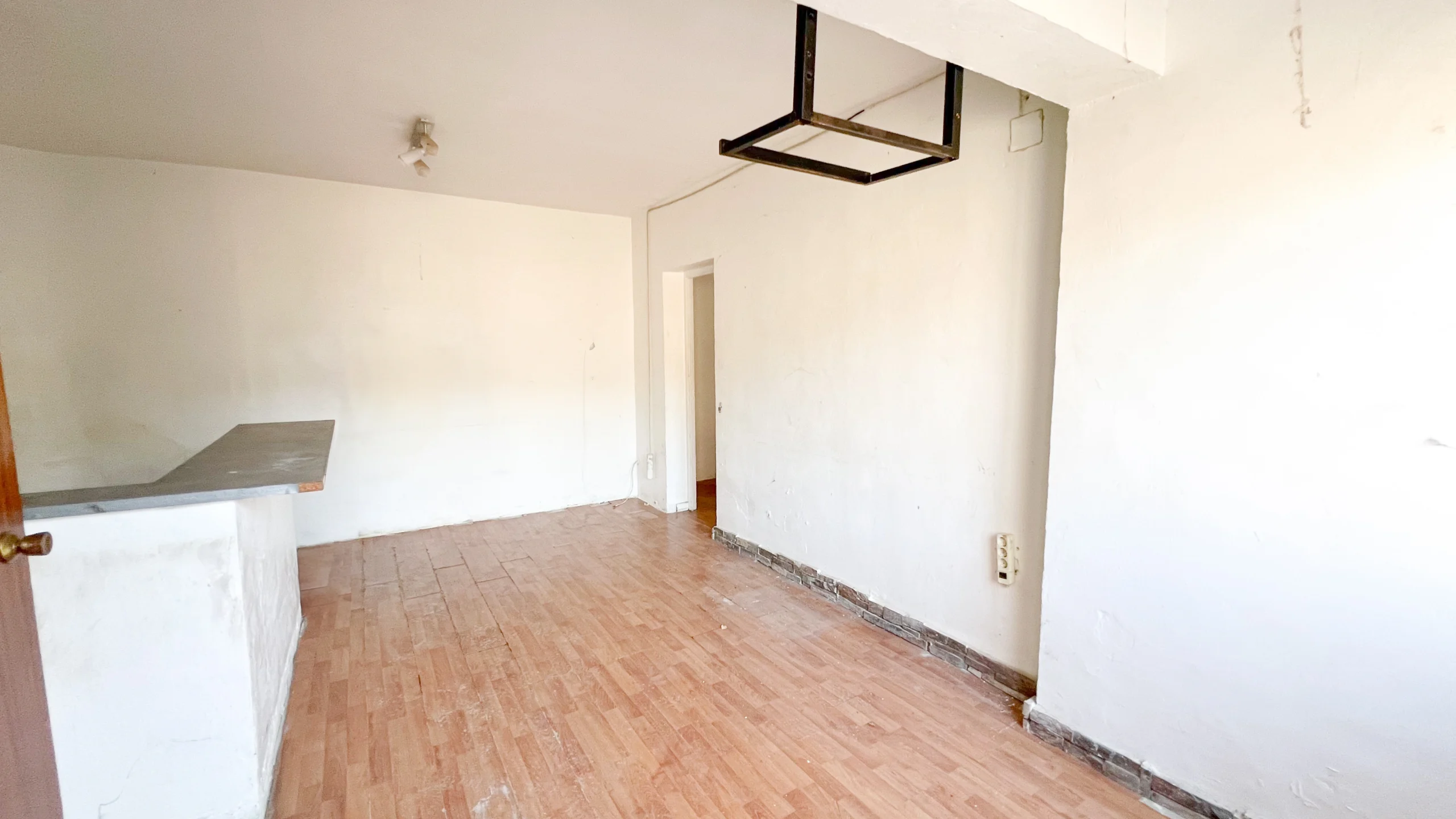 Unfinished open kitchen and dining area ready for remodeling in a Calpe property