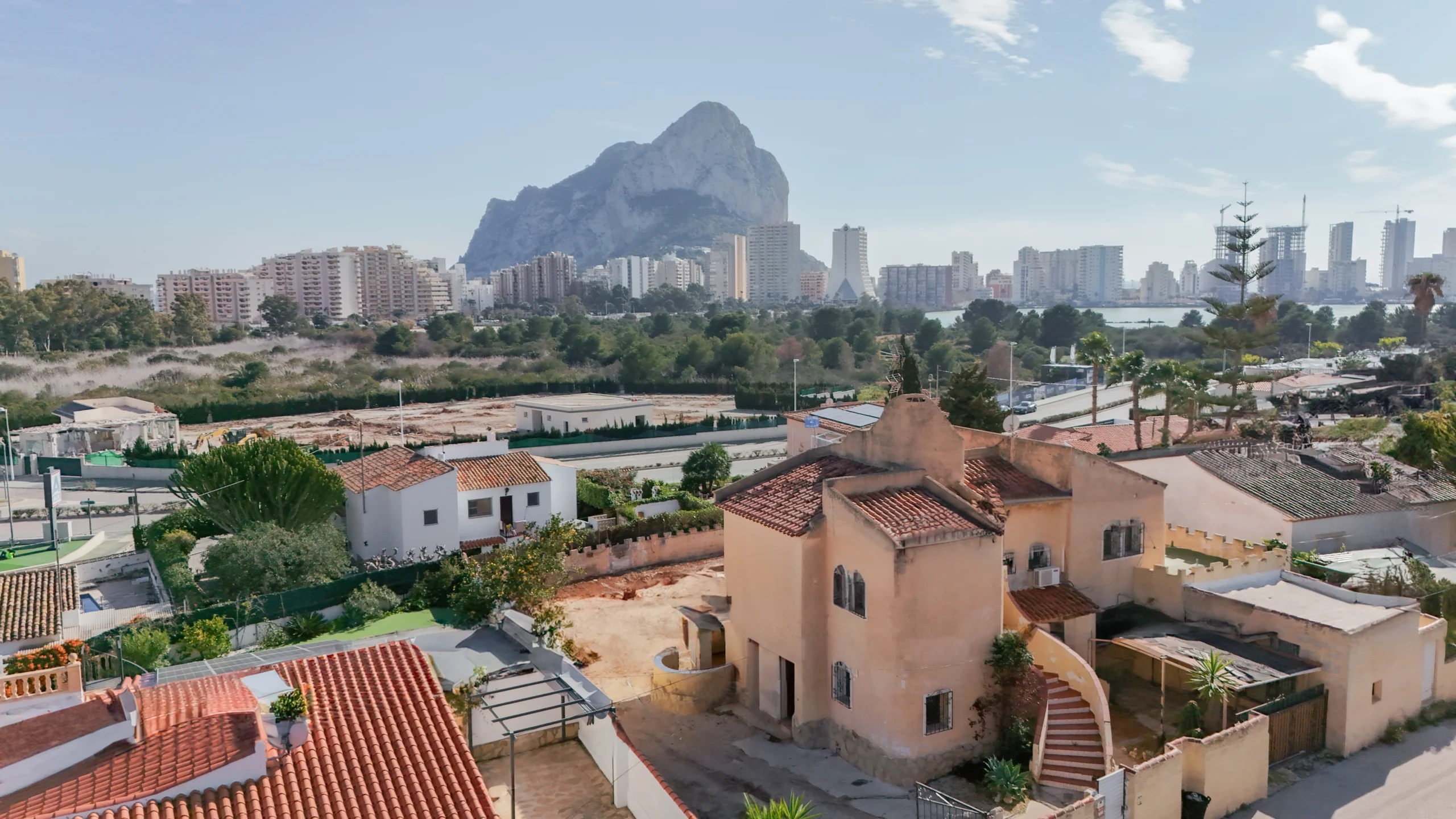 Villa to renovate in Calpe with views of the Peñón de Ifach and skyline