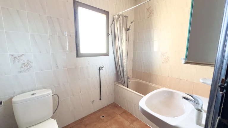 Vintage bathroom with bathtub and window ready for renovation in a Calpe villa