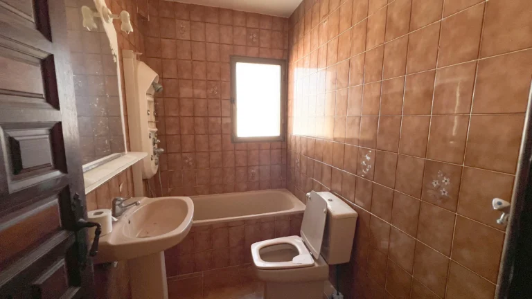 Vintage tiled bathroom with bathtub and bidet in Calpe property