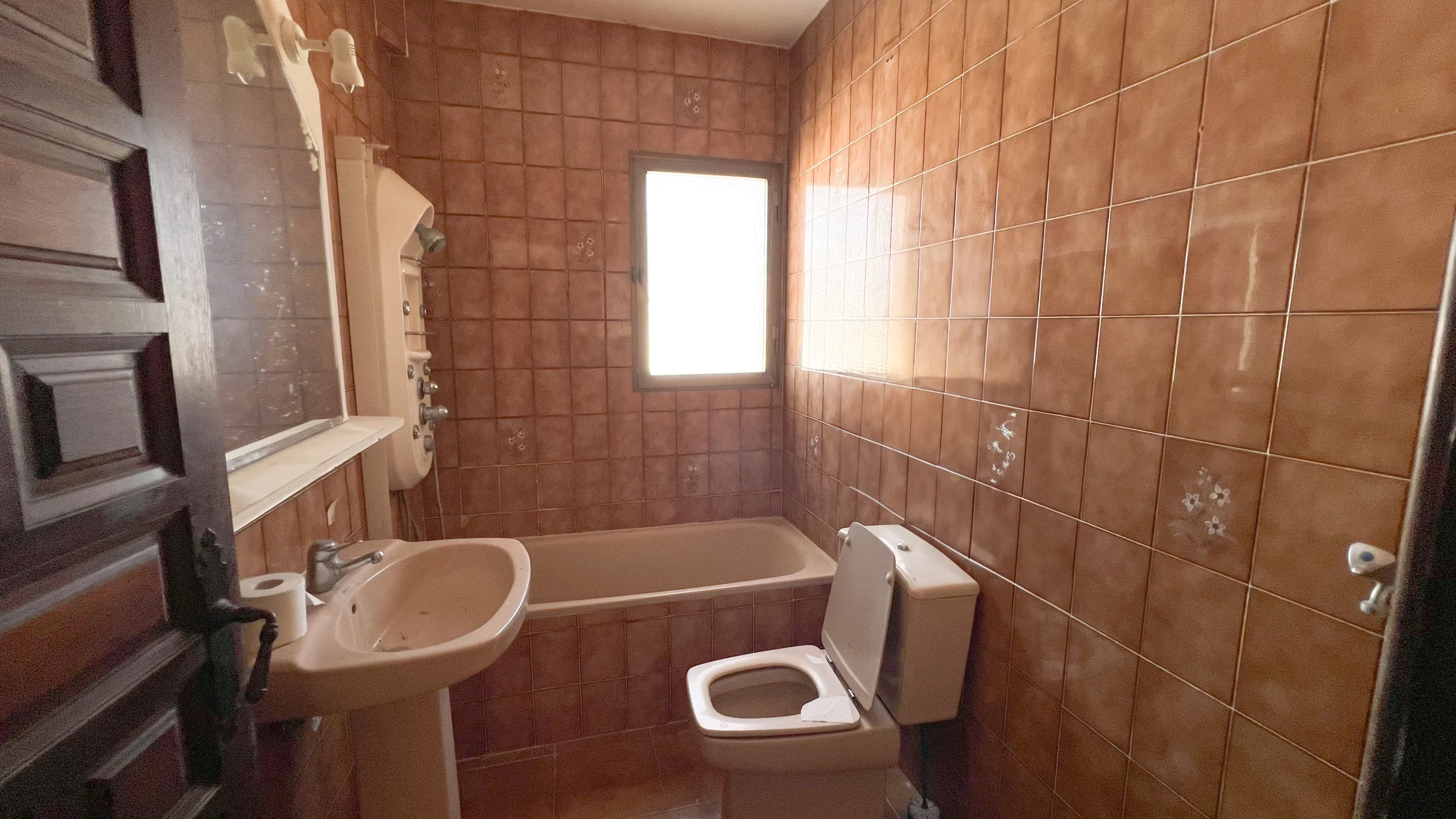 Vintage tiled bathroom with bathtub and bidet in Calpe property