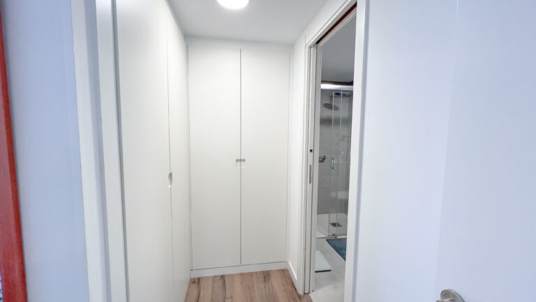 Garderobenflur verbindet das Hauptschlafzimmer mit dem angrenzenden Badezimmer.