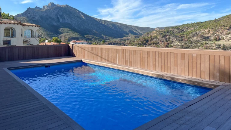 Wood-deck swimming pool with Sierra de Toix mountain views in Maryvilla Calpe