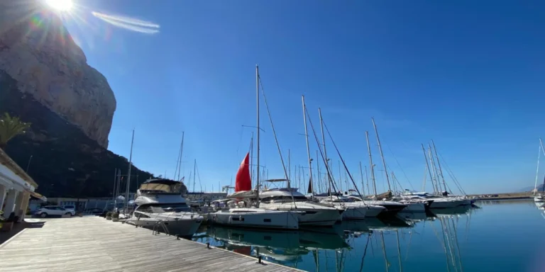 Luxury yachts in Calpe marina near Peñón de Ifach on a sunny day – calpe boat trips starting point