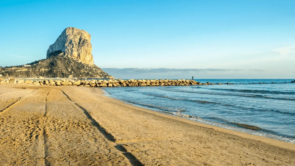 Playa de la Fossa in Calpe with the Peñón de Ifach and Mediterranean coastline, Costa Blanca
