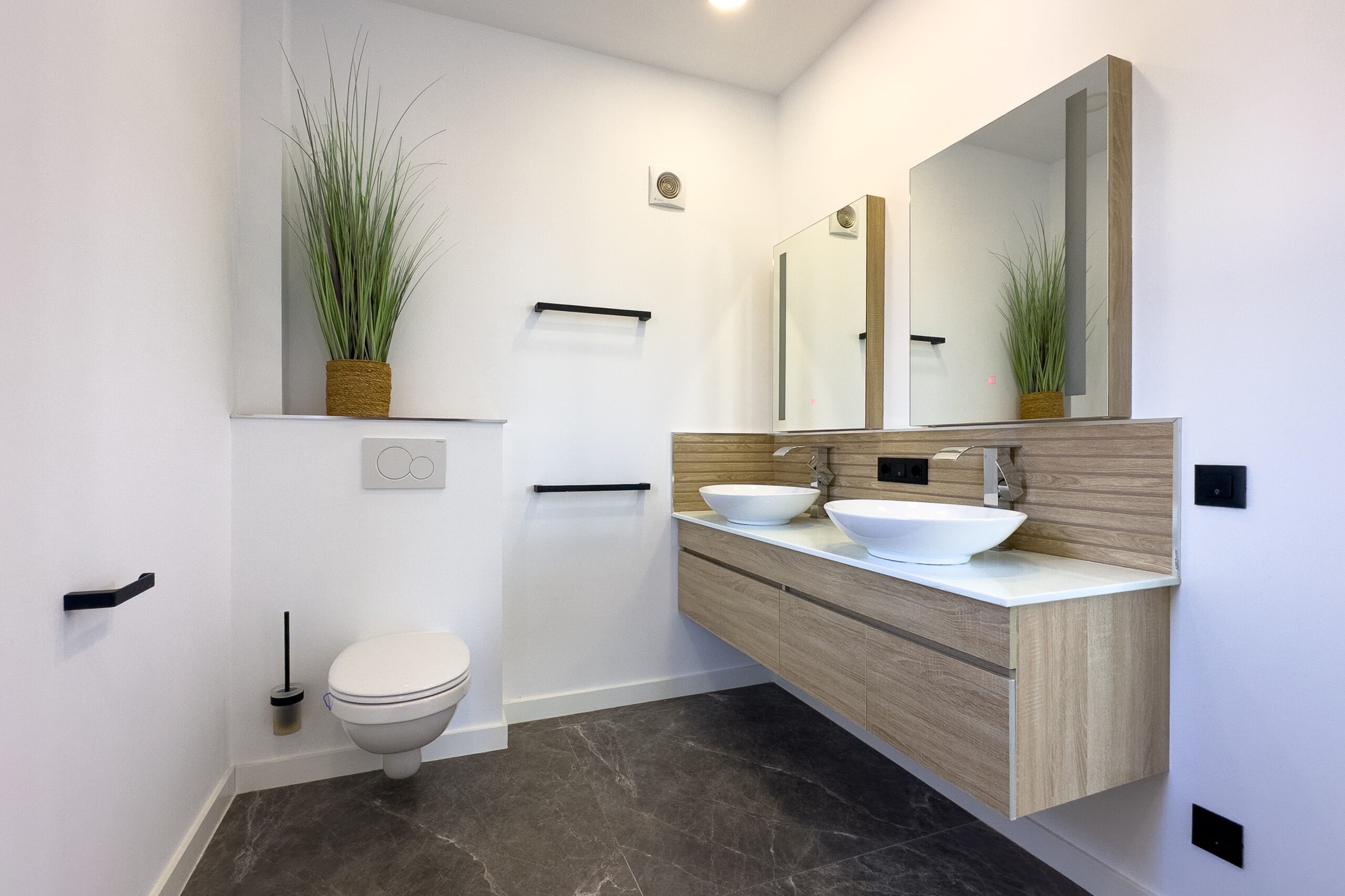 Bathroom with double vanity and modern finishes in Casanova, Calpe villa