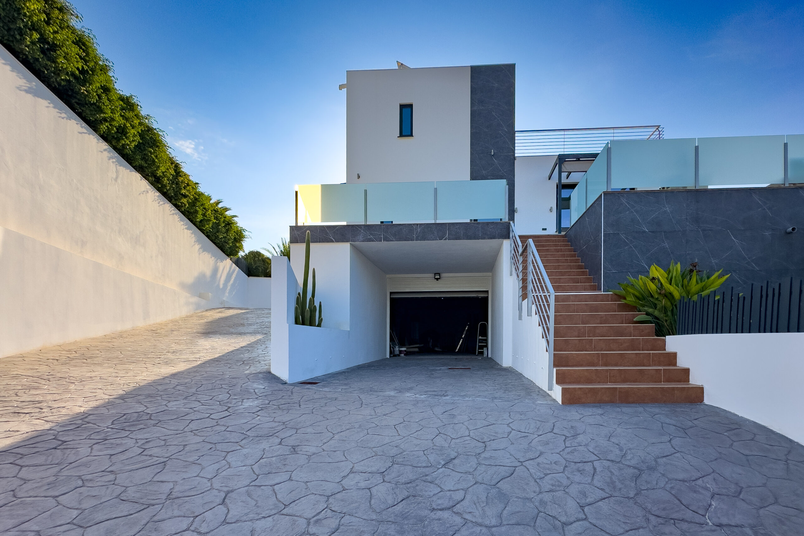 Driveway to garage entrance with steps at a villa in Casanova, Calpe