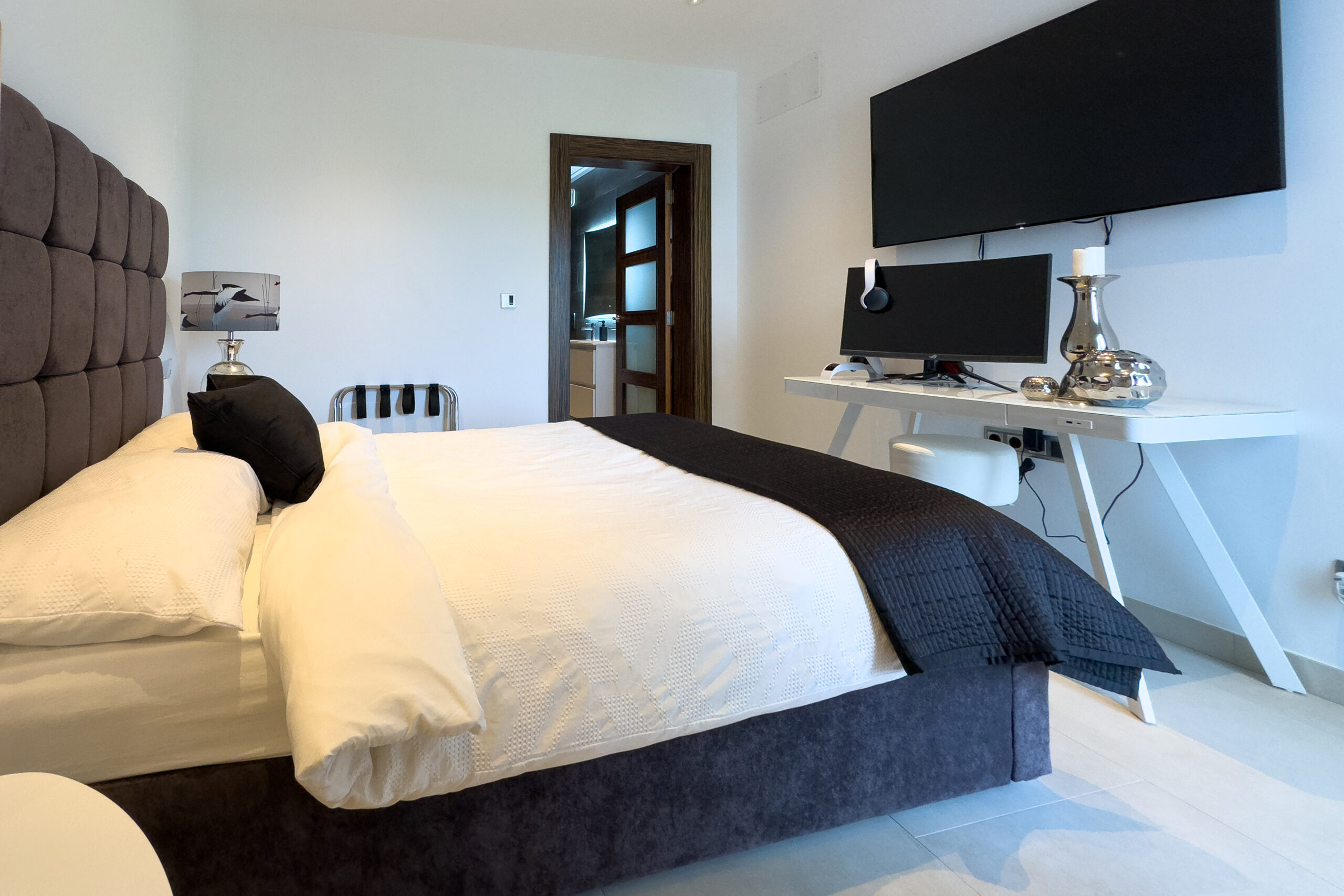 Guest bedroom with TV and desk in a villa in Moraira