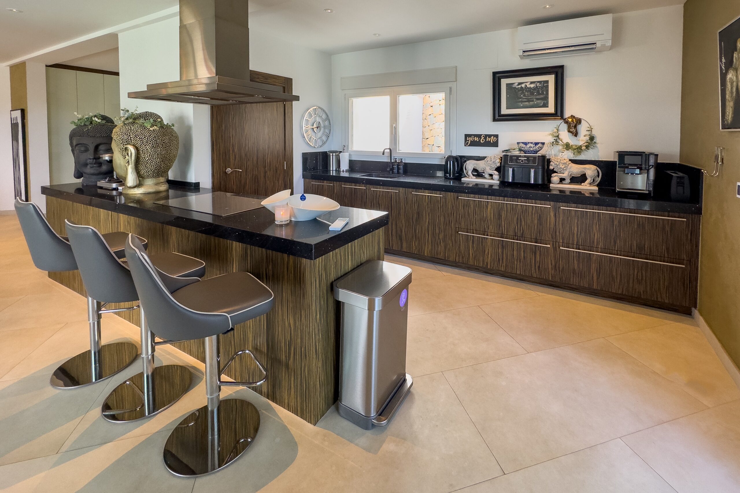 Kitchen breakfast bar with stools and island in Moraira villa