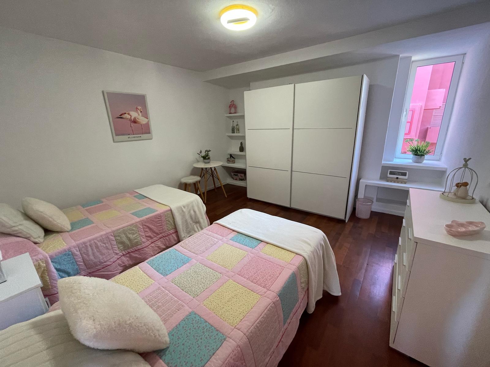 Second bedroom with twin beds in La Muralla Roja apartment, Calpe
