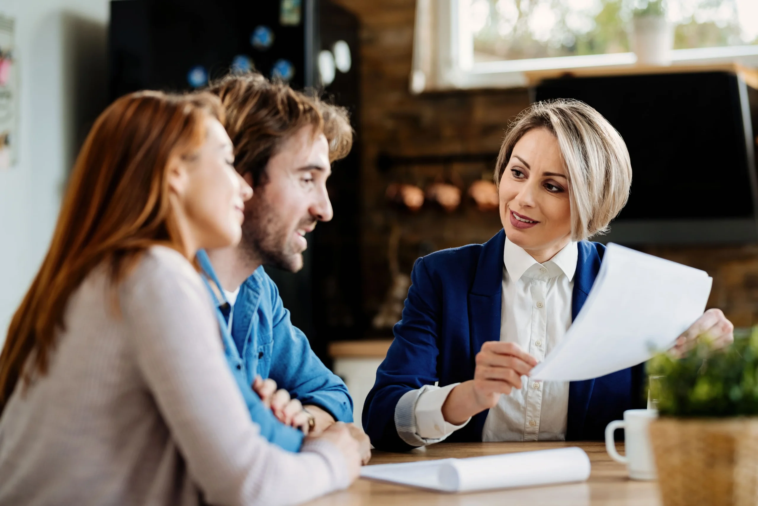 Real estate agent discussing property pricing and market position with homeowners in Costa Blanca North